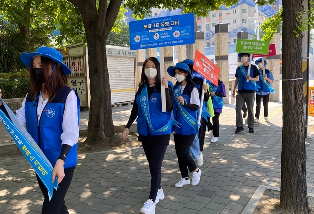 ▲ ‘코로나19 극복 캠퍼스 지킴이’로 나선 영진전문대 학생들이 대구 북구 복현동 일대에서 캠페인을 벌이는 모습.ⓒ영진전문대