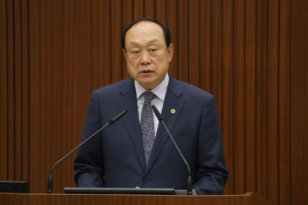 ▲ 세종시의회 이재현 의원이 29일 제62회 정례회 3차 본회의 시정질문을 통해 친환경종합타운 조성과정과 지역별 에너지 불평등 구조에 대한 문제를 제기하고 있다.ⓒ세종시의회