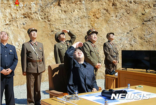 ▲ 2017년 7월 중거리 탄도미사일(IRBM) 발사 모습을 지켜보는 김정은. ⓒ뉴시스. 무단전재 및 재배포 금지.