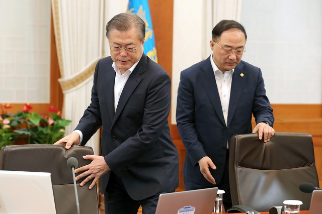 ▲ 문재인 대통령과 홍남기 경제부총리 겸 기획재정부 장관. ⓒ뉴시스