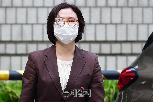 ▲ 조국 전 법무부 장관 부인 정경심 교수가 28일 오전 서울 서초구 서울중앙지법으로 출석하고 있다. ⓒ권창회 기자