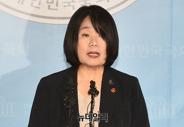 ▲ 윤미향 더불어민주당 당선인이 29일 오후 국회 소통관 기자회견장에서 '정의기억연대(정의연)' 활동 의혹에 대한 입장발표 기자회견을 갖고 있다.ⓒ박성원 기자