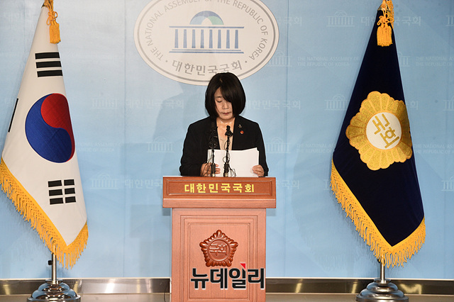 ▲ 윤미향 더불어민주당 당선인이 29일 오후 국회 소통관 기자회견장에서 '정의기억연대(정의연)' 활동 의혹에 대한 입장발표를 위해 입장하고 있다. ⓒ박성원 기자