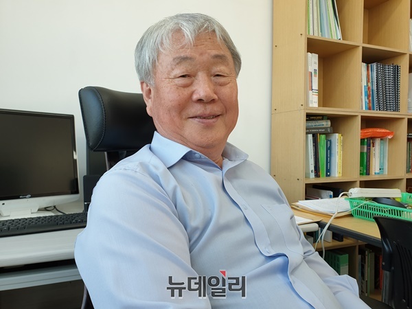 ▲ 김용은 교수와 29일 충북과학기술단체총연합회 사무실에서 만났다.ⓒ박근주 기자