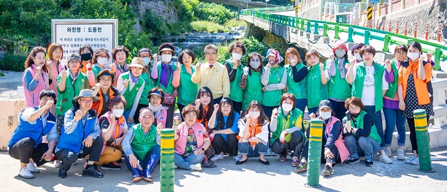 ▲ 울릉군은 ‘코로나Zero 새봄맞이 국토대청결운동’을 실시했다.ⓒ울릉군