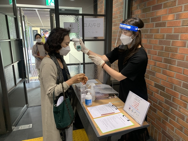 ▲ 전수교육관은 관람객 입장부터 전시 관람과 전수교육에 대한 코로나19 대응 매뉴얼을 마련해, 시민들이 안전하게 전시실을 둘러보고 전수교육을 받을 수 있도록 재개관 준비에 들어갔다.ⓒ대구 전수교육관