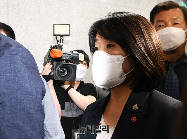 ▲ 윤미향 더불어민주당 당선인이 29일 오후 국회 소통관 기자회견장에서 열린 '정의기억연대(정의연)' 활동 의혹에 대한 입장발표 기자회견을 위해 이동하고 있다. ⓒ박성원 기자