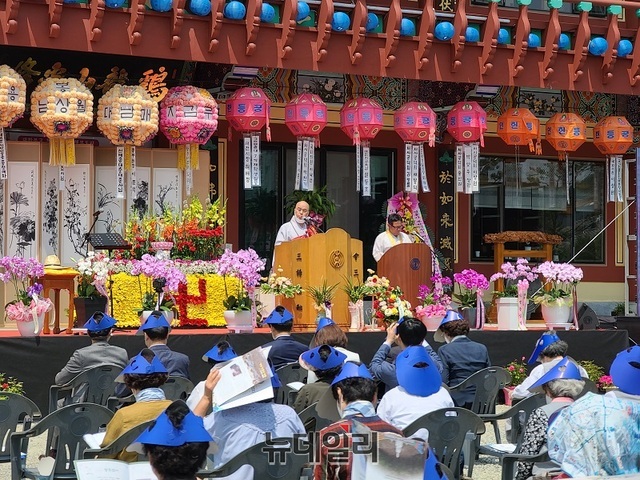 ▲ 대전 광수사 김무원 주지가 30일 불기 2564년 부처님 오신날 봉축 대법회에서 봉축법어를 하고 있다.ⓒ김정원 기자