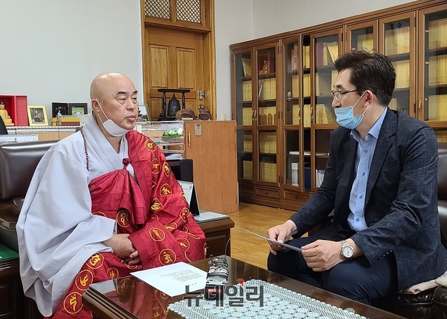 ▲ 한선희 대전시 문화체육국장이 30일 2564년 부처님 오신날 봉축법요식에 앞서 대전 광수사를 방문, 김무원 주지에게 코로나19 감염과 관련해 생활속 거리두기를 철저히 실천해 줄 것을 안내하고 있다.ⓒ김정원 기자