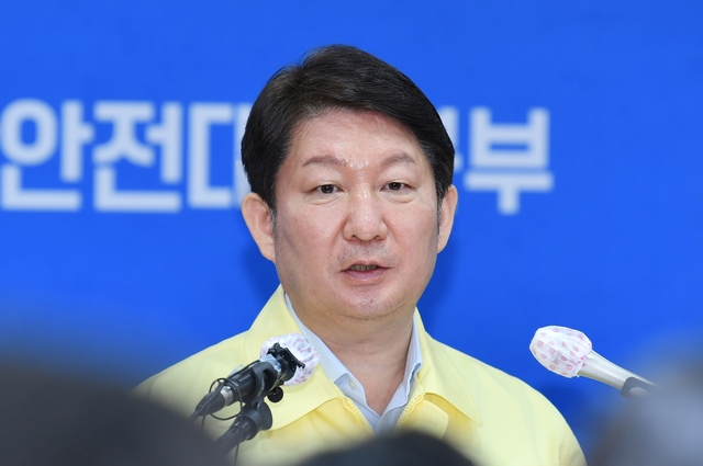 ▲ 대구에서 어제(29일) 코로나 19 확진자가 2명이 나온 가운데 계명대학교 의과대학생이 양성판정을 받았다. 사진은 최근 권영진 대구시장의 브리핑 장면.ⓒ대구시