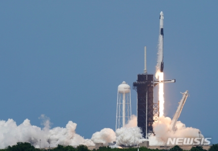 ▲ 미 항공우주국(NASA) 우주비행사 더글러스 헐리와 로버트 벤킨이 크루 드래건에 탑승한 스페이스X 팰컨9호가 30일(현지시간) 미 플로리다주 케이프 커내버럴의 케네디 우주센터에서 발사되고 있다. ⓒ뉴시스