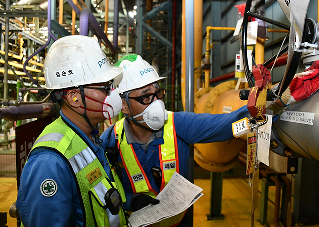 ▲ 포항제철소 안전지킴이가 지난 25일 STS소둔산세공장 수리작업 현장을 방문해 가스설비 잠금장치를 점검하고 있다.ⓒ포스코