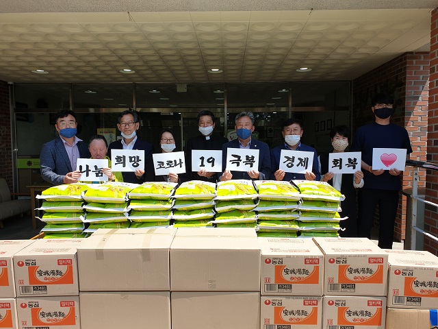 ▲ 포항시의회 건설도시위원회는  복지시설을 방문해 재난지원금을 기부했다.ⓒ포항시의회