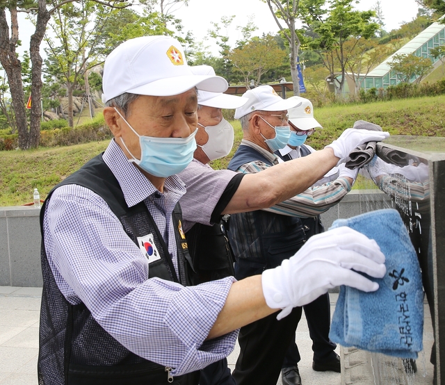 ▲ 박덕용(87) 6.25참전유공자회 칠곡군지회장을 비롯한 참전용사 4명은 31일 칠곡호국평화기념관 인근에 위치한 6.25 참전용사의 이름이 새겨진 명각비를 수건으로 정성껏 닦았다.ⓒ칠곡군