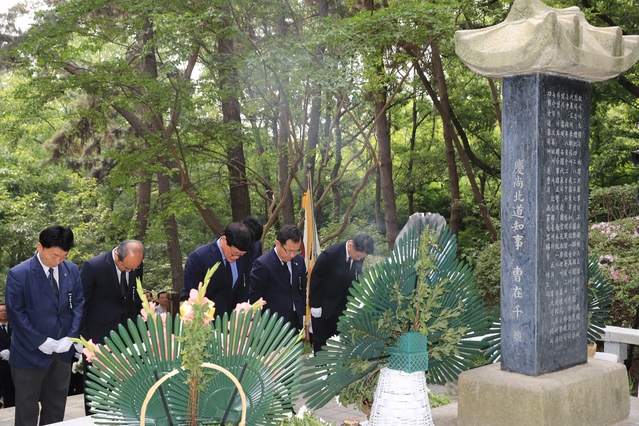 ▲ 수성구(구청장 김대권)는 제65회 현충일과 호국보훈의 달을 맞아 국가유공자 및 보훈가족에게 존경과 감사의 마음을 전하는 다양한 보훈 행사를 개최한다. 사진은 지난해 나야대령 기념비 참배 장면.ⓒ수성구