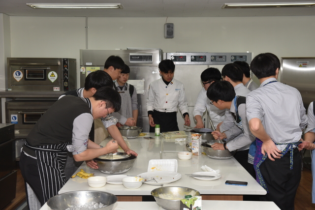 ▲ 지역 고등학교 학생들에게 요리수업을 지도하고 있는 대구한의대 학생들.ⓒ대구한의대