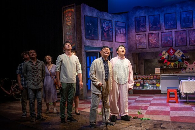 ▲ 극단 수의 '넓은 하늘의 무지개를 보면 내 마음은 춤춘다' 공연 장면.ⓒ서울연극협회