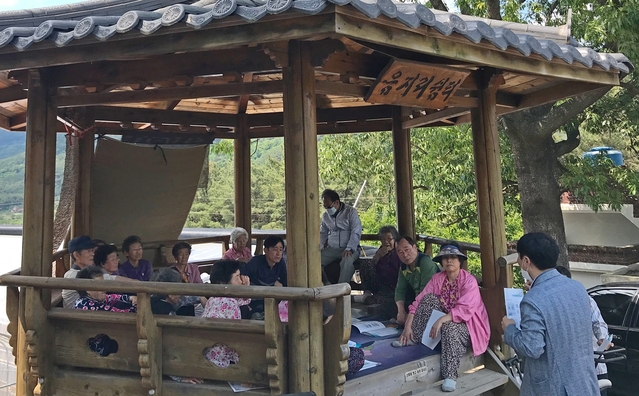 ▲ 청도군은 지난 29일 음지리 마을회관앞 쉼터에서 열린 주민설명회에는 음지리 주민 40여명이 참석한 가운데 LPG소형저장탱크 보급사업에 대한 주민설명회를 개최했다.ⓒ청도군