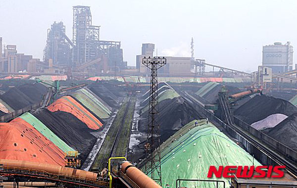 ▲ 북한 나진항에 쌓여 있는 석탄. 나진-하싼 프로젝트가 2016년 1월 중단되기 전까지 이 석탄은 한국으로 반입됐다. ⓒ뉴시스. 무단전재 및 재배포 금지.