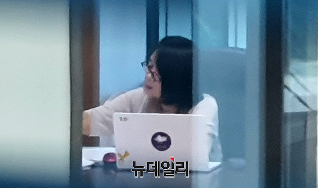 ▲ 윤미향 더불어민주당 의원이 1일 오전 국회 의원화관에 출근해 업무를 보고 있다. ⓒ이종현 기자