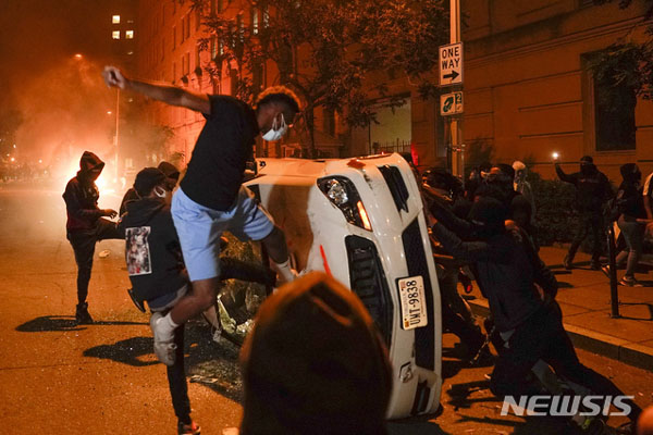 ▲ 백악관 근처에서 벌어진 폭동 당시 모습. ⓒ뉴시스 AP. 무단전재 및 재배포 금지.
