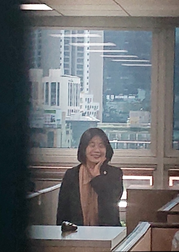 ▲ 윤미향 더불어민주당 의원이 1일 오전 국회 의원회관에 출근해 보좌진들과 웃으며 대화하고 있다. ⓒ연합뉴스