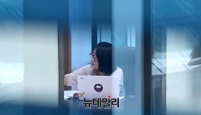 ▲ 윤미향 더불어민주당 의원이 1일 오전 국회 의원회관에 출근해 업무를 보고 있다. ⓒ이종현 기자