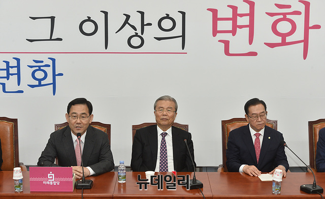 ▲ 1일 오전 국회에서 열린 미래통합당 1차 비상대책위원회의에 참석한 주호영(좌) 통합당 원내대표, 김종인(가운데) 비대위원장, 이종배(우) 정책위의장. ⓒ박성원 기자