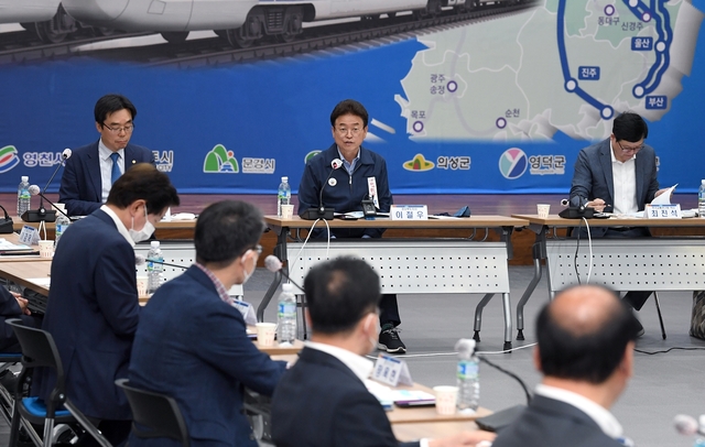 ▲ 경북도는 1일 도청 화백당에서 도내 11개 시장·군수와 함께 경북도내 현안 철도망 조기구축을 위한 지자체와 공동 간담회를 열고, 대정부 공동건의문을 발표했다.ⓒ경북도