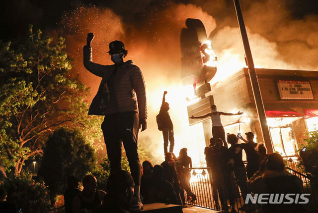 ▲ 5월 29일(현지시간) 폭도들에 의해 불타고 있는 식당. ⓒ뉴시스 AP. 무단전재 및 재배포 금지.