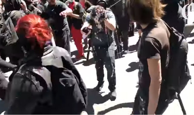 ▲ 지난해 6월 시위를 취재하는 동양인 기자를 집단 폭행하는 '안티파' 회원들. 백인에 의한 인종차별 철폐와 평등을 주장하는 '안티파'는 유독 동양인을 멸시한다. ⓒ유튜브 영상캡쳐.