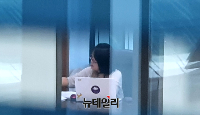 ▲ 윤미향 더불어민주당 의원이 1일 오전 국회 의원회관에 출근해 업무를 보고 있다. ⓒ이종현 기자