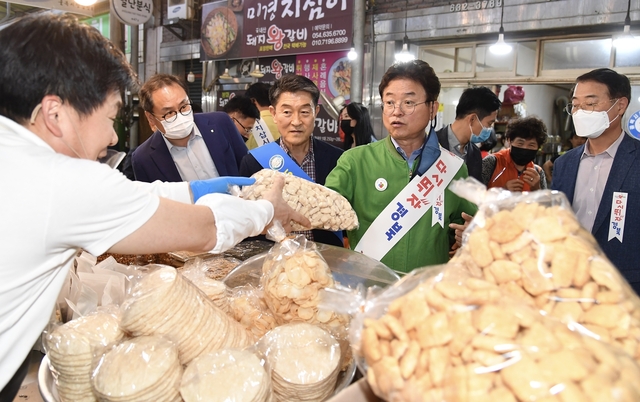 ▲ 이철우 도지사는 간담회 후 참석자들과 영주 365시장으로 이동해 전통시장 장보기를 함께 하면서 장보기 물품을 복지단체에 기부하는 ‘Y-세일 기부릴레이 챌린지’에 동참했다.ⓒ경북도