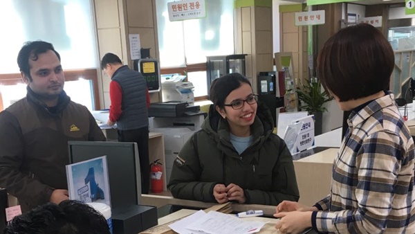 ▲ 충북 진천군 명예민원통역사 활동 모습.ⓒ진천군