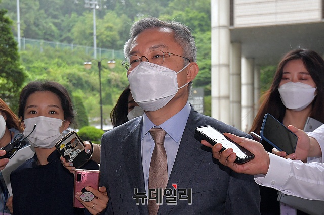 ▲ 최강욱 열린민주당 대표가 2일 자신의 업무방해 혐의 공판을 마치고 법정을 나서고 있다. ⓒ권창회 기자