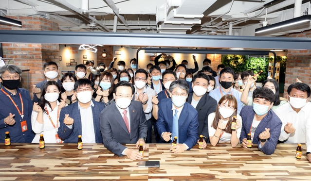 ▲ 제주항공 김이배 신임대표(앞줄 왼쪽에서 4번째)가 제주항공 스마트오피스에서 경영본부장 김재천 부사장(앞줄 왼쪽에서 5번째)과 취임 행사를 진행했다. ⓒ 제주항공