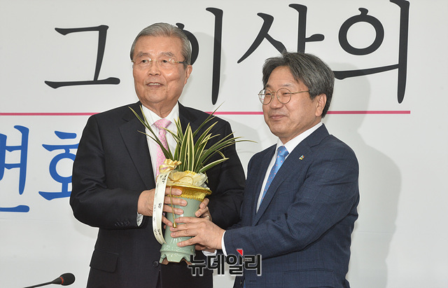 ▲ 김종인 미래통합당 비상대책위원장이 2일 오후 국회에서 강기정 청와대 정무수석의 예방을 받고 있다.ⓒ박성원 기자