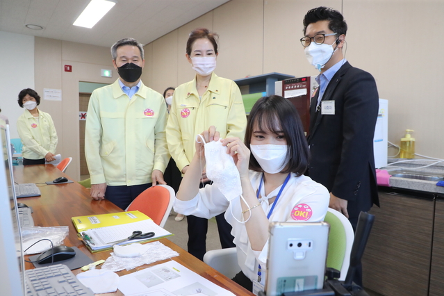 ▲ 채홍호 대구시 행정부시장(왼쪽 두번째)과 배지숙 시의회 의장(왼쪽 세번째)이 모의훈련에 참석해 마스크 제작 교육훈련을 참관하고 있다.ⓒ대구시