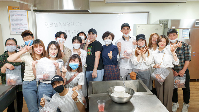 ▲ 한방식품조리영양학부에서 한방음식을 체험하는 보건대유학생들.ⓒ대구한의대