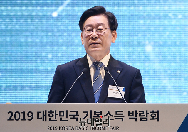 ▲ 이재명 경기도지사가 수원컨벤션센터에서 열린 대한민국 기본소득 박람회에서 인사말을 하고 있다.ⓒ뉴데일리 DB