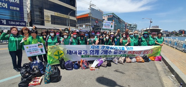 ▲ 포항시새마을회는 죽도시장에서 전통시장 살리기 릴레이 장보기 챌린지를 실시했다.ⓒ포항시