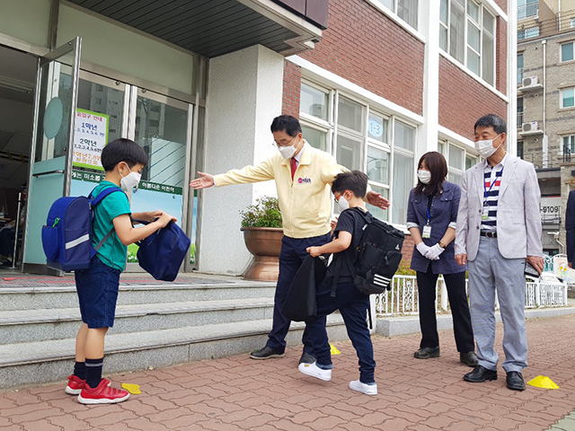 경북교육청은 3일 도내 고등학교 1학년, 중2와 초3~4 등교수업을 시작했다.ⓒ경북교육청