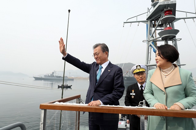 ▲ 문재인 대통령과 김정숙 여사가 2019년 3월 5일 오후 창원 진해구 해군사관학교 앞 옥포만 좌승함에 올라 인근 함정으로부터 대함경례를 받고 있다. ⓒ뉴시스