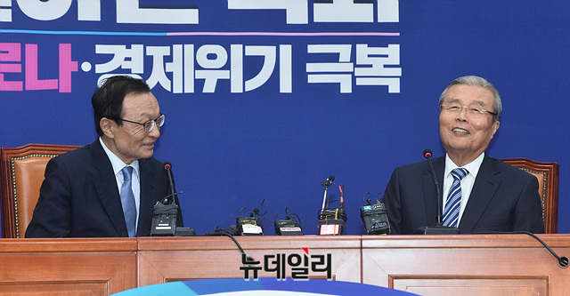 ▲ 이해찬 더불어민주당 대표와 김종인 미래통합당 비상대책위원장이 3일 오전 국회에서 환담을 나누고 있다.ⓒ박성원 기자