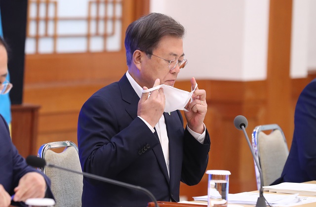 ▲ 문재인 대통령이 1일 오후 청와대에서 열린 제6차 비상경제회의에 참석해 마스크를 벗고 있다. ⓒ뉴시스
