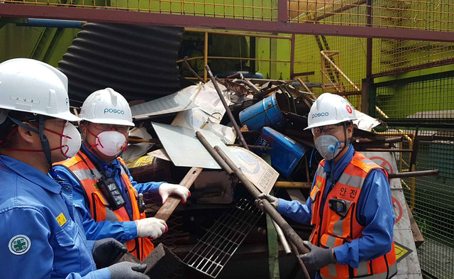 ▲ 3일 포항제철소 제선공장 직원들이 수거한 철재와 불용자재를 한 곳에 모으고 있다.ⓒ포스코