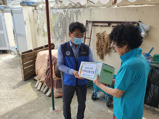 ▲ 월성본부는 동경주 기초생활수급자 대상 지역특산물을 지원했다.ⓒ월성본부