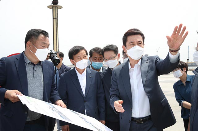 ▲ 이강덕 포항시장이 송도해수욕장 등, 도시재생 뉴딜사업 현장점검에 나섰다.ⓒ포항시