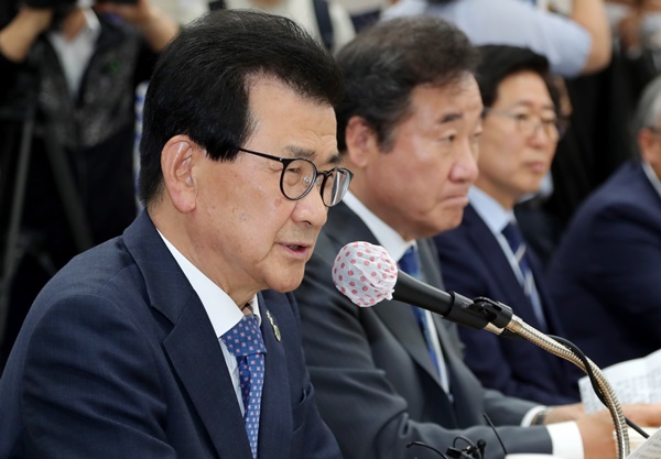 ▲ 이시종 충북도지사가 3일 충북 청주시 청원구 오송읍 오송SB플라자에서 열린 더불어민주당 코로나19국난극복위원회 충청권시도간담회에서 충북도의 지원 요청 내용을 설명하고 있다.ⓒ충북도