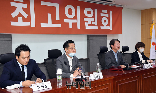 ▲ 안철수 국민의당 대표가 지난달 18일 오전 국회 의원회관에서 열린 최고위원회의에서 모두발언을 하고 있다.ⓒ박성원 기자